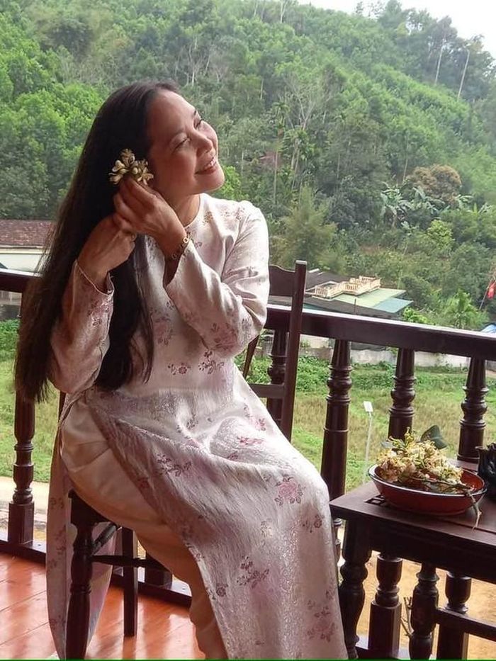 Điều đáng chú ý là theo thời gian, nhan sắc của nữ nghệ sĩ không mất đi nét duyên dáng vốn có. Ngược lại, sự từng trải dường như khiến vẻ ngoài của chị thêm phần mặn mà.