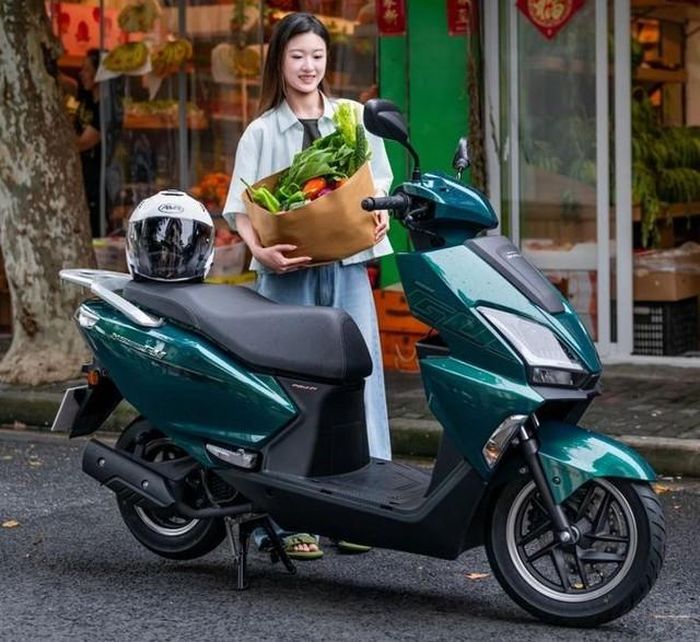 NS125GU 2026 sở hữu kiểu dáng khá cứng cáp với các đường nét góc cạnh.