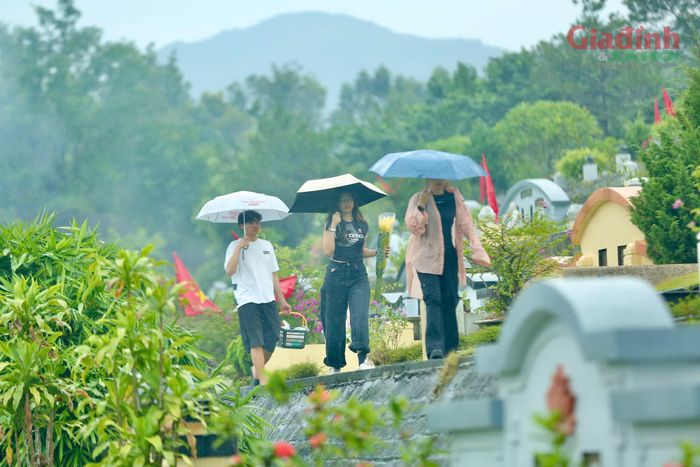 Mặc dù trời mưa nhiều ngày nhưng nhiều gia đình đã tranh thủ đến nghĩa trang thực hành lễ Vu Lan. 
