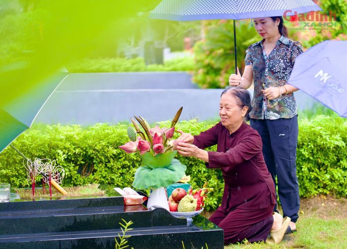 Hòa cùng không khí trang nghiêm và trầm mặc của mùa hiếu hạnh, cụ bà Phạm Thị Viên (80 tuổi, đến từ phường Hòa Bình, Phú Thọ) cũng có mặt tại nghĩa trang từ rất sớm.