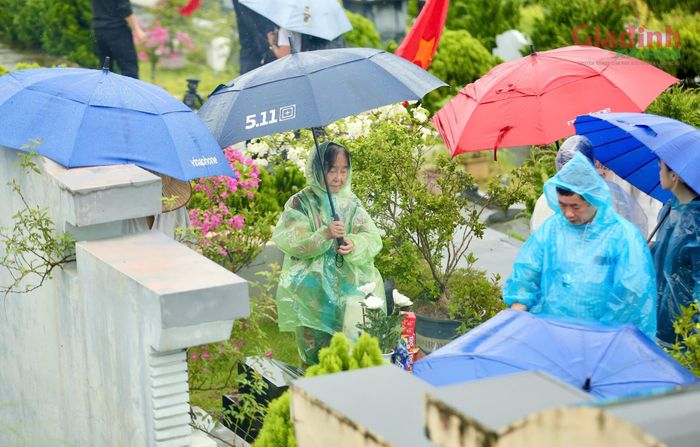 Hình ảnh những người mẹ, người bà tuổi 80 chân đau, mắt mờ nhưng kiên định đội mưa vượt chặng đường xa để thực hành lễ Vu Lan không chỉ lay động lòng người, mà còn là bài học giáo dục trực quan và sâu sắc nhất về chữ Hiếu.