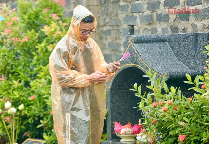 Những nén nhang nghi ngút khói, những ánh mắt thành kính và sự gắn kết giữa các thế hệ đã làm ấm lại toàn bộ không gian mùa Vu Lan báo hiếu.