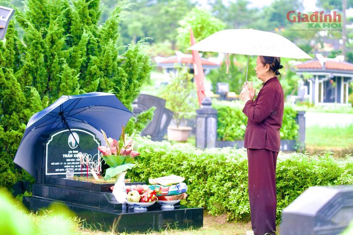 Lặng lẽ đứng trước nơi an nghỉ của người chồng quá cố, cụ Viên bồi hồi, xúc động. 
