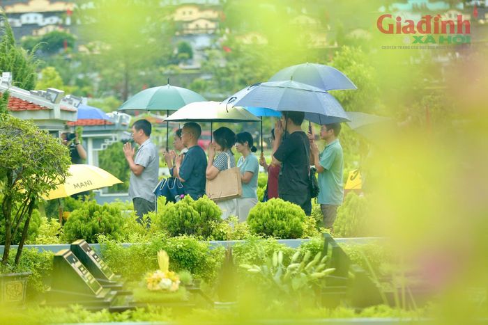Giữa dòng chảy hối hả của cuộc sống hiện đại, truyền thống "Uống nước nhớ nguồn" vẫn luôn được gìn giữ vẹn nguyên, trở thành điểm tựa tâm hồn vững chắc cho mỗi gia đình Việt Nam hôm nay và mai sau.