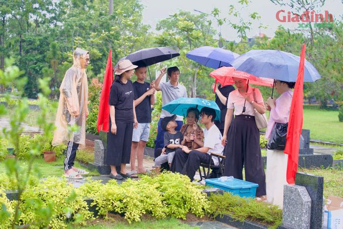 Dù đôi chân đã đau nhức theo tuổi tác, mắt đã mờ đi vì năm tháng, cụ Lịch vẫn giữ nụ cười đượm vẻ an yên khi đứng trước phần mộ của người bạn đời.