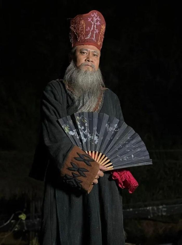 NSND Xuân Bắc thích thú với tạo hình Thầy Mo của NSND Tự Long trong dự án này.