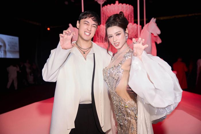 Emoura Phạm và anh trai khá thân thiết.