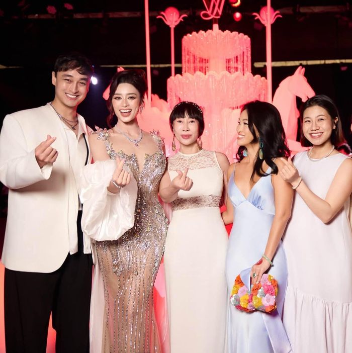 Emoura Phạm bước sang tuổi 26 và sẽ lên đường sang Ấn Độ dự thi Miss Grand International 2026 vào cuối tháng 10.