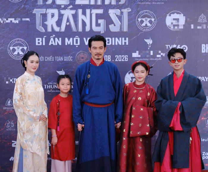 Diễn viên Quách Ngọc Ngoan đưa con gái út - bé Sumi Thanh Nhã (con chung của diễn viên Quách Ngọc Ngoan và doanh nhân Phượng Chanel) đến buổi ra mắt.