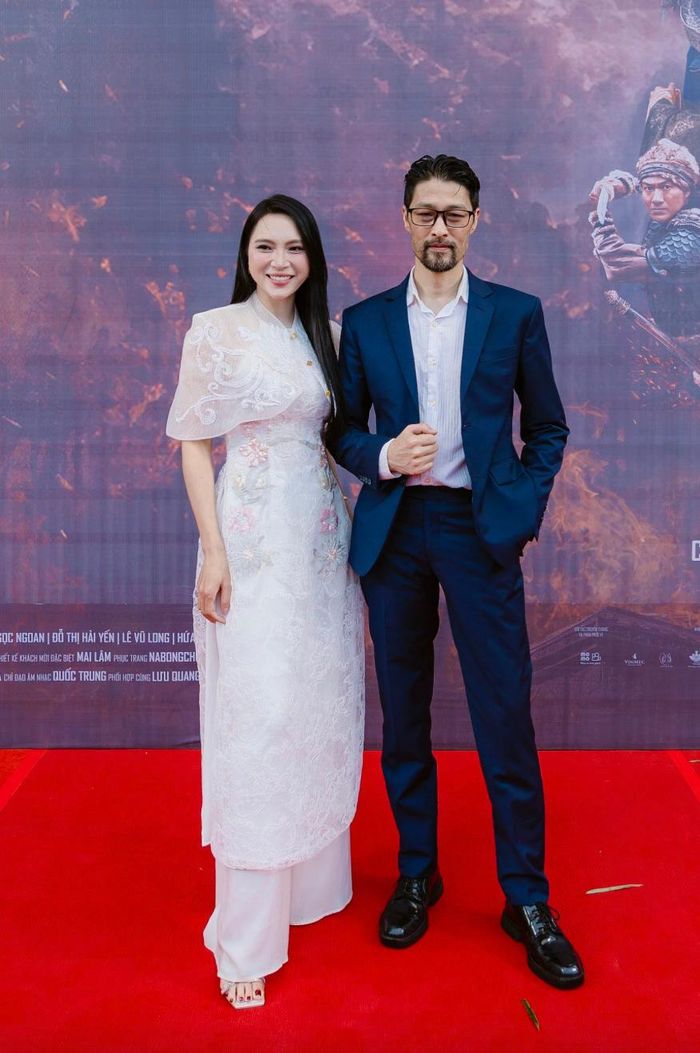 Cũng trên thảm đỏ, Johnny Trí Nguyễn được nhiều người cổ vũ khi xuất hiện bảnh bao trong bộ vest, cùng Hiền Ngô, diễn viên đóng vai sát thủ trong phim.