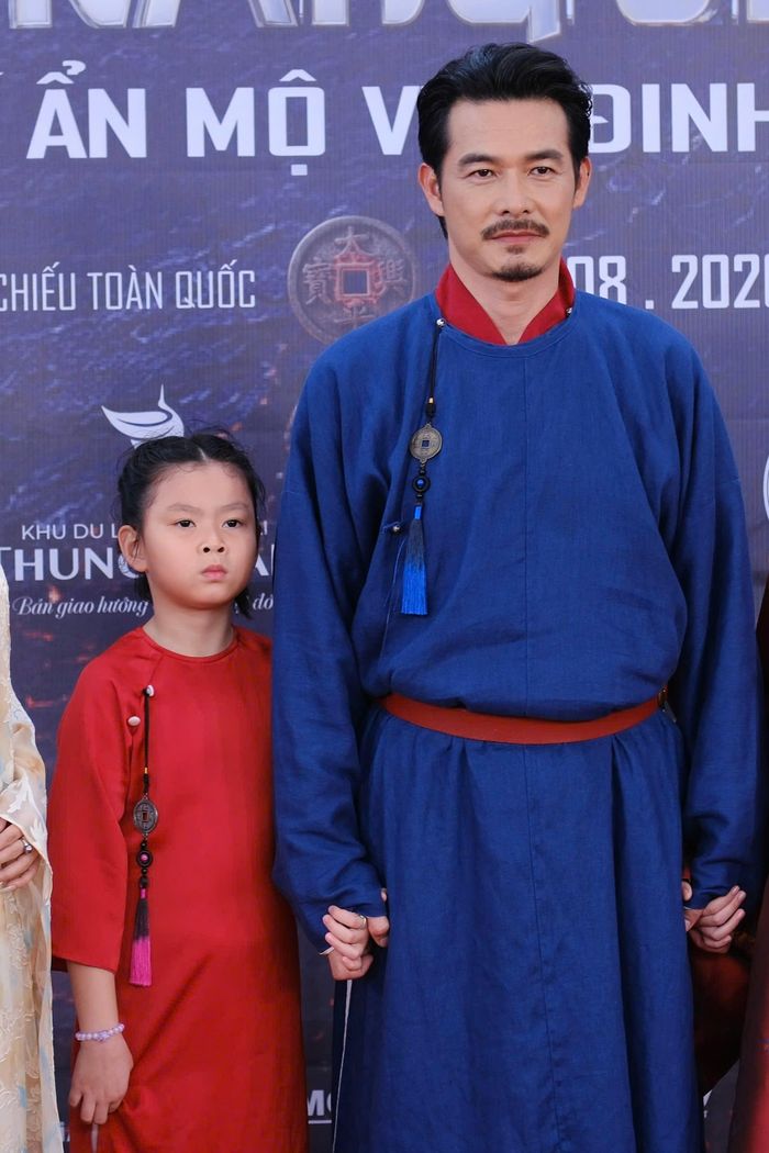 Cô bé nắm tay cha không rời suốt thảm đỏ.