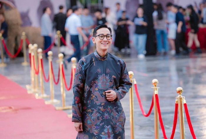 Diễn viên Hứa Vĩ Văn chọn áo dài in họa tiết rồng để hòa cùng chủ đề hướng về truyền thống của sự kiện.