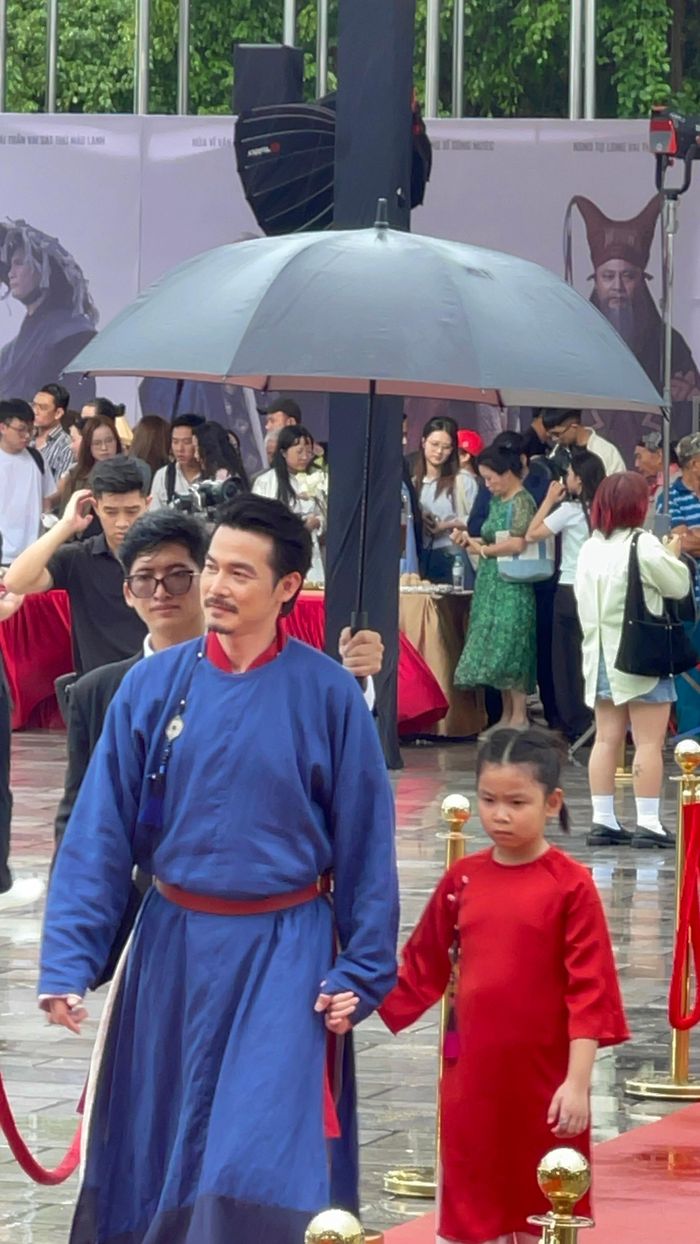 Theo nam diễn viên, bé Sumi Thanh Nhã rất thích ca hát, hay bắt chước người lớn và bộc lộ năng khiếu nghệ thuật giống bố. Tuy nhiên, gia đình mong bé tập trung học tập.