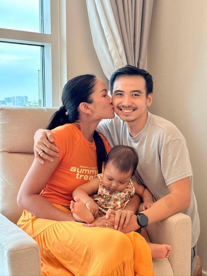 Cô và người bạn đời không ngại thể hiện tình cảm dành cho nhau, cặp đôi đồng hành cùng nhau trong cuộc sống và chăm sóc con.