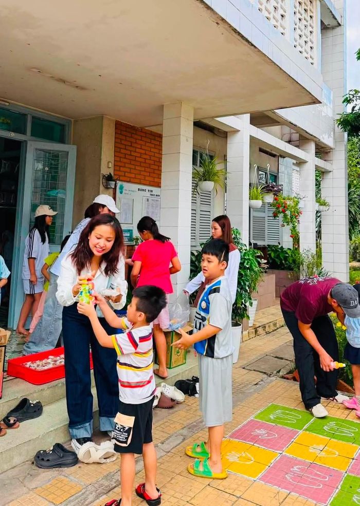MC Vân Hugo chia sẻ hình ảnh khi tham gia chuyến thiện nguyện tại một trại trẻ mồ côi. Cô xúc động viết trên trang cá nhân: "Mong các con luôn được che chở và trưởng thành bình an".