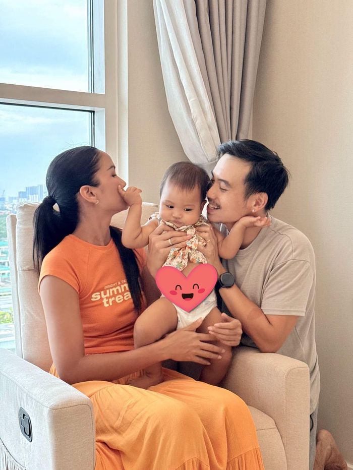 Trên trang cá nhân, H'Hen Niê chia sẻ loạt ảnh tình cảm bên chồng là nhiếp ảnh gia Tuấn Khôi và con gái Harley. Hình ảnh gia đình hạnh phúc của nàng hậu nhận được sự quan tâm của cộng đồng mạng.