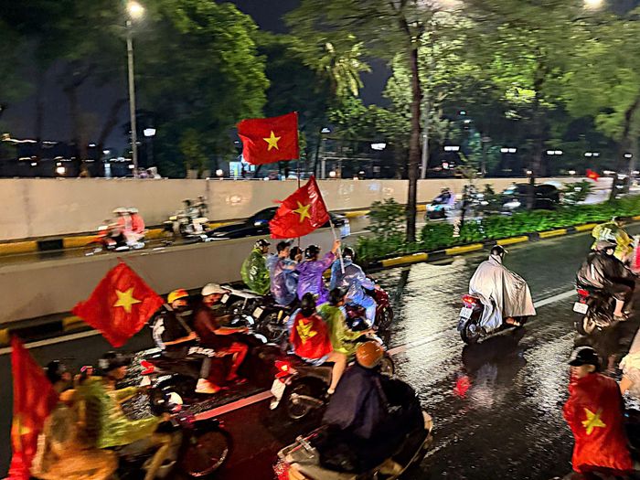 Dòng người đổ ra đường mỗi lúc một đông hơn dù mưa chưa có dấu hiệu ngớt. (Ảnh ĐTĐH)
