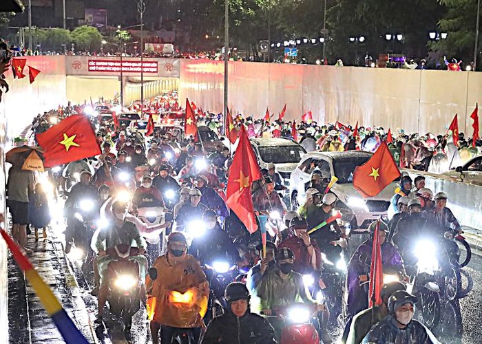 Đến khoảng 23h40, nhiều nhóm cổ động viên vẫn tiếp tục xuống phố chia vui với chiến thắng của đội tuyển Việt Nam trên các tuyến đường Hà Nội. (Ảnh ĐTĐH)