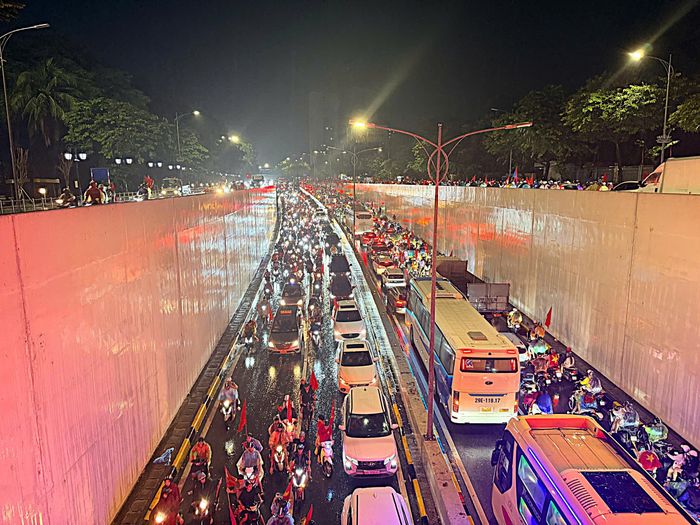 Khoảng 22h10, tại khu vực hầm chui Kim Liên, rất đông người hâm mộ, chủ yếu là các bạn trẻ, đã xuống đường ăn mừng. (Ảnh ĐTĐH)