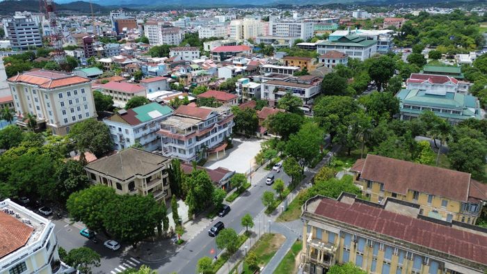 Khu đất đấu giá có tổng diện tích 11.076,1 m², trong đó diện tích đất đấu giá là 10.688,7 m². Khu đất gồm các vị trí tại 22A, 22B, 24, 26, 28, 30A Lê Lợi; 4 Hoàng Hoa Thám; 17 Trương Định và 3 Phạm Hồng Thái. Ảnh: H.D.