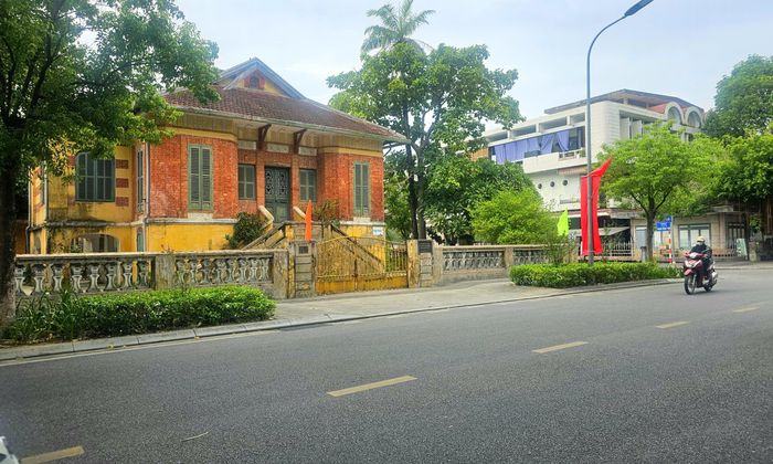 Thời gian thực hiện dự án không quá 60 tháng kể từ ngày được giao đất, cho thuê đất hoặc chuyển mục đích sử dụng đất. Trong đó, dự án phải khởi công chậm nhất trong vòng 12 tháng kể từ thời điểm này. Giá khởi điểm quyền sử dụng đất là hơn 516 tỷ đồng cho thời hạn thuê 50 năm. Tiền đặt trước hơn 103 tỷ đồng. Phiên đấu giá dự kiến diễn ra lúc 8h ngày 26/9 tại Công ty Đấu giá hợp danh Chuỗi Giá Trị. Trong ảnh là tòa nhà Pháp cổ - trụ sở Liên hiệp các Hội Văn học nghệ thuật tỉnh Thừa Thiên Huế trước đây. Ảnh: H.D.