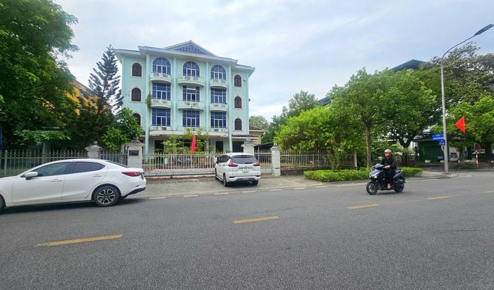 Liên quan đến các khu đất này, tháng 4/2026, UBND TP Huế có văn bản chấp thuận chủ trương đầu tư dự án khách sạn cao cấp tại khu "đất vàng" số 22-24 và 26-30A dọc sông Hương. Mục tiêu dự án là bổ sung cơ sở lưu trú chất lượng cao tại khu vực trung tâm, đồng thời góp phần chỉnh trang đô thị, tạo điểm nhấn kiến trúc hài hòa với cảnh quan trục đường Lê Lợi, tuyến ven sông Hương được xem là "bộ mặt" của đô thị di sản Huế. Trong ảnh là trụ sở Sở GD&ĐT trước đây. Ảnh: H.D.
