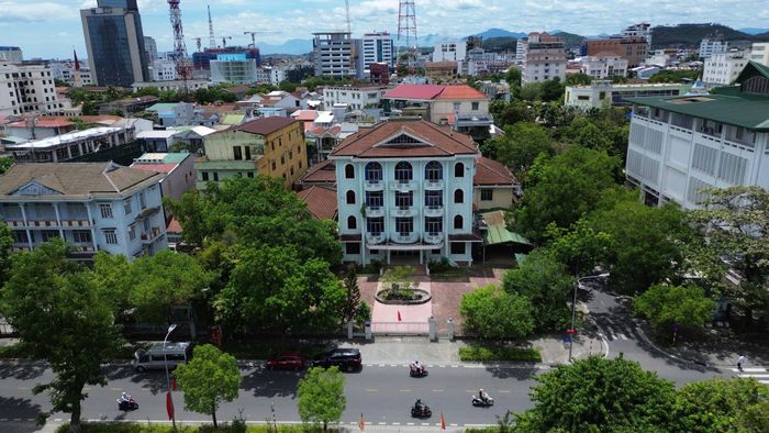 Theo thông báo, khu đất được sử dụng vào mục đích đất thương mại dịch vụ để thực hiện dự án khách sạn cao cấp tiêu chuẩn 5 sao trở lên. Thời hạn thuê đất là 50 năm kể từ ngày có quyết định cho thuê đất của UBND TP Huế. Ảnh: H.D.