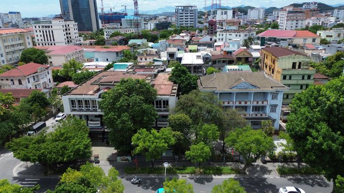 Hiện trên khu đất có các công trình với tổng diện tích xây dựng 5.518,7 m², tổng diện tích sàn 12.101,7 m². Tài sản gắn liền với đất sẽ được bán cho người trúng đấu giá quyền sử dụng đất theo phương án đã được UBND TP Huế thống nhất. Ảnh: H.D.