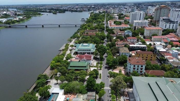 Ông Trương Phước Tuấn, Giám đốc Trung tâm Phát triển quỹ đất TP Huế cho biết, trung tâm đang phối hợp Công ty Đấu giá hợp danh Chuỗi Giá Trị tổ chức đấu giá quyền sử dụng đất để cho thuê, thực hiện dự án khách sạn cao cấp tiêu chuẩn 5 sao trở lên tại các khu đất 22-24 và 26-30A Lê Lợi. Ảnh: H.D.
