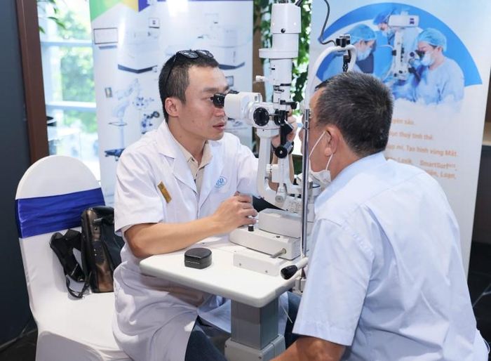Khô mắt là tình trạng phổ biến, có thể gây cảm giác cộm, rát, nóng mắt, đỏ mắt, chảy nước mắt hoặc nhìn mờ. Ảnh BVCC.