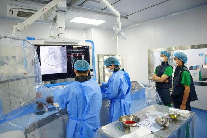 Các bác sĩ can thiệp tim mạch cho bệnh nhân. Ảnh: BVCC