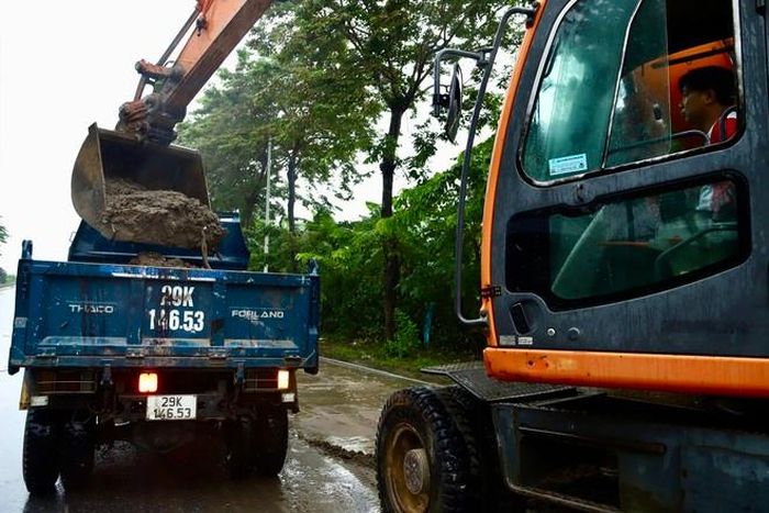 Do chưa có đơn vị phụ trách vệ sinh, tuyến Quốc lộ 21C (Đường trục phía Nam Hà Nội) tồn đọng bùn đất, ảnh hưởng đến khả năng thoát nước. Trước thực tế này, Ban Duy tu các công trình hạ tầng giao thông phải tổ chức vệ sinh, thu dọn để đảm bảo giao thông. (Ảnh Thành Long)
