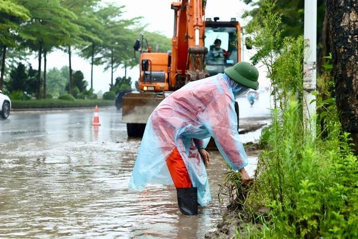 Nhiều tuyến đường tại Hà Nội đang được tổng vệ sinh, chỉnh trang trước kỳ nghỉ Lễ Quốc khánh 2/9. (Ảnh Thành Long)
