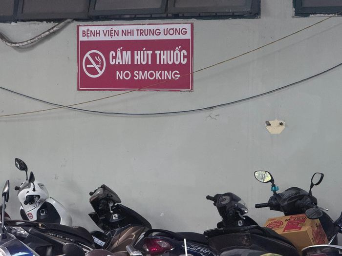 Truyền thông phòng chống tác hại của thuốc lá trong khuôn viên bệnh viện. Ảnh: Thái Bình