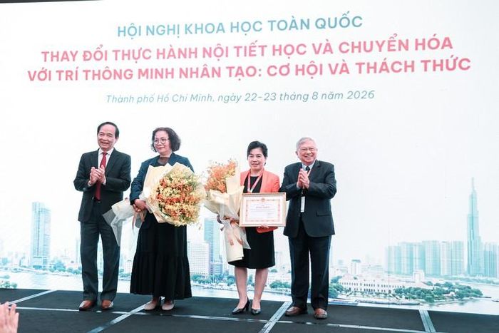 PGS.TS.BS Nguyễn Thị Bích Đào, chủ tịch Hội Đái tháo đường - Nội tiết TPHCM nhận bằng khen do Hội Nội tiết và Đái tháo đường Việt Nam trao tặng vì đã có những thành tích xuất sắc - Ảnh: Lê Minh