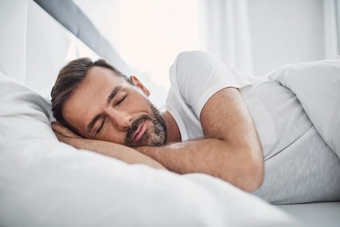 Một giấc ngủ sâu vào ban đêm kết hợp với khả năng kiểm soát căng thẳng trong ngày sẽ giúp giảm mức độ viêm toàn thân, kích hoạt cơ chế tự sửa chữa tế bào của gan. Ảnh minh họa: Low T Center