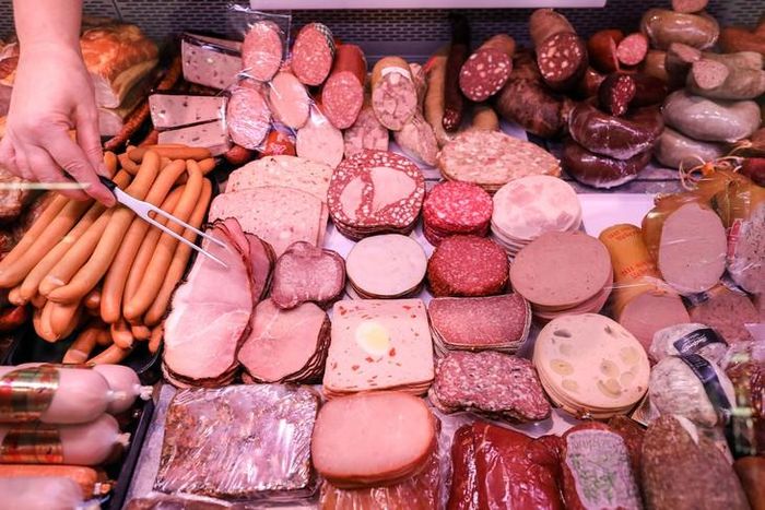 Các món ăn quen thuộc như thịt hun khói, xúc xích, lạp xưởng hay thịt nguội chứa hàm lượng lớn chất béo bão hòa, muối và chất bảo quản. Ảnh minh họa: Jan Woitas/Getty Images