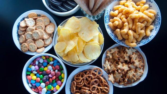 Sự tiện lợi của bánh ngọt đóng gói, khoai tây chiên hay đồ ăn sẵn quay lò vi sóng thường đi kèm với cái giá rất đắt cho sức khỏe. Ảnh minh họa: Getty Images