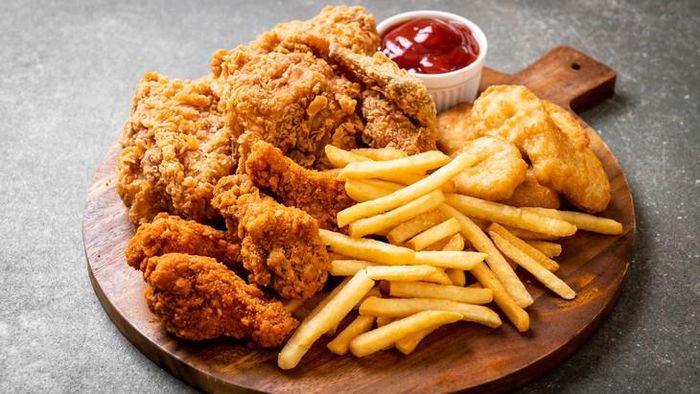 Những phần khoai tây chiên, gà rán hay bánh burger tiện lợi trong các cửa hàng đồ ăn nhanh đang âm thầm hủy hoại tế bào gan. Ảnh minh họa: Sorin Banica/Getty Images