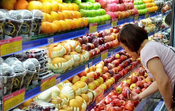 Người tiêu dùng lựa chọn trái cây nhập khẩu trong các siêu thị ở TPHCM. Ảnh: ST
