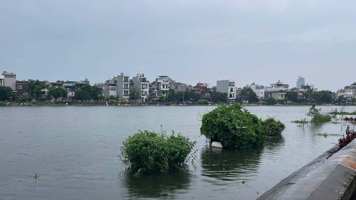 Mưa lớn kéo dài khiến nước các khu vực hồ, sông dâng cao. Ảnh: L.T.N