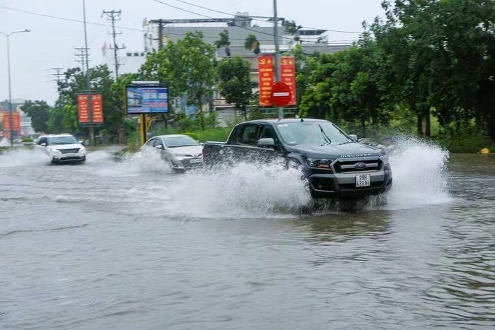 Trận mưa mỗi lúc một lớn, liên tục khiến mọi tuyến đường đều rơi vào ngập lụt. Ảnh: L.T.N