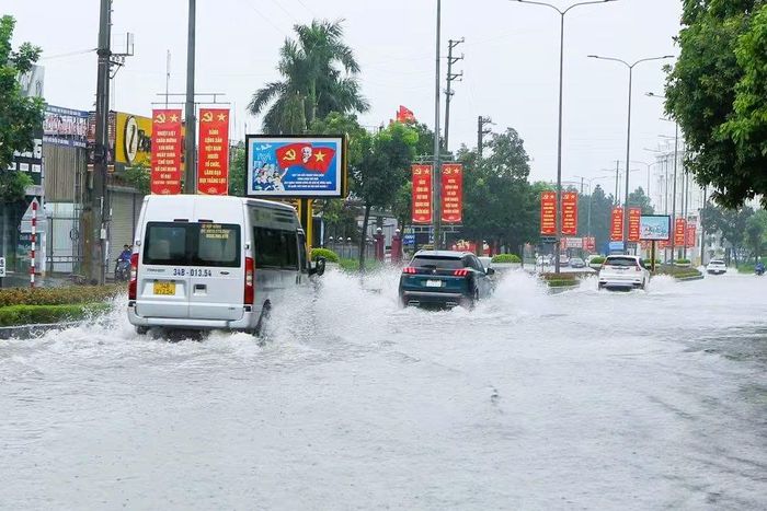 Nhiều tuyền phố ngập sâu khiến các phương tiện di chuyển khó khăn. Ảnh: L.T.N