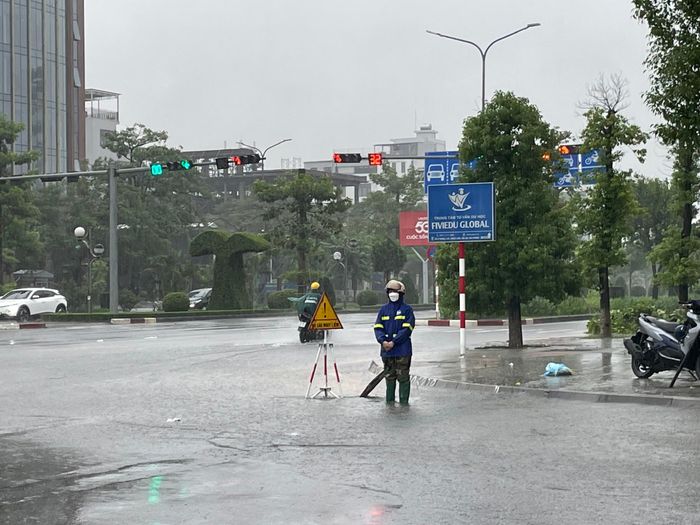 Lực lượng chức năng đến đặt biển cảnh báo, hướng dẫn người dân lộ trình di chuyển. Ảnh: TD