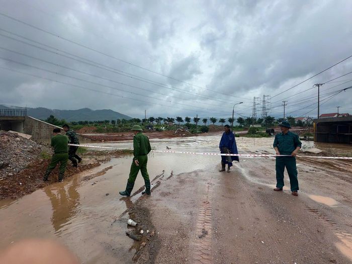 Trước diễn biến mưa lớn, nguy cơ ngập lụt, sạt lở tại một số khu vực, Công an phường An Sinh đã khẩn trương lập chốt, cảnh báo, kiểm soát người và phương tiện tại các điểm nguy hiểm. Ảnh: CAQN