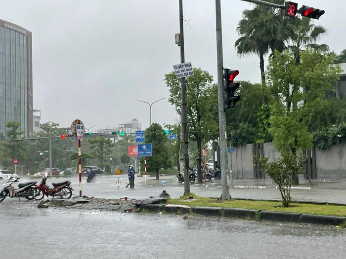 Đoạn dải phân cách trên đường Lê Hồng Phong bị sạt, tiềm ẩn nguy hiểm cho người đi đường. Ảnh: TD