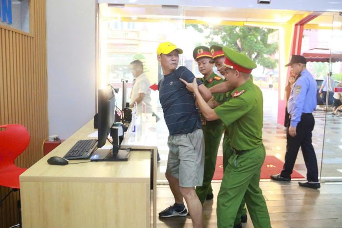 Và với sự phối hợp kịp thời của công an phường Kiến An, người gây rối bị đưa về trụ sở làm việc. Ảnh: CTV