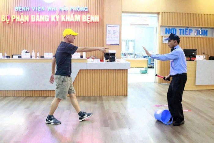 Dù con được nhân viên y tế tiếp nhận, bố trí nằm giường và đo nhiệt độ để đánh giá tình trạng nhưng người bố cho rằng con mình không được quan tâm nên đã có lời lẽ xúc phạm, gây mất an ninh trật tự bệnh viện. Ảnh: CTV