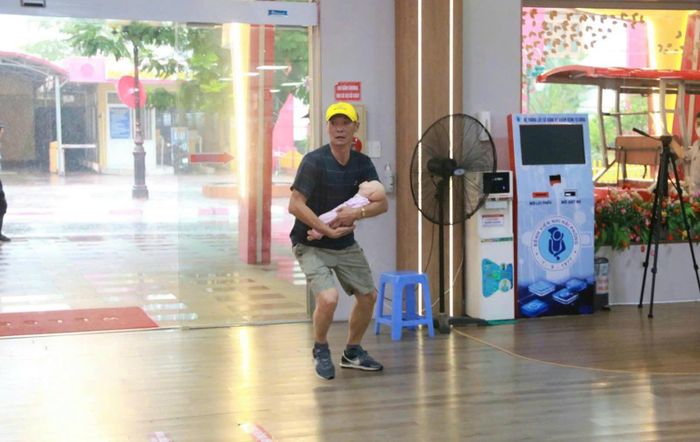 Bệnh nhi sốt cao được đưa vào bệnh viện Nhi Hải Phòng cấp cứu. Ảnh: CTV
