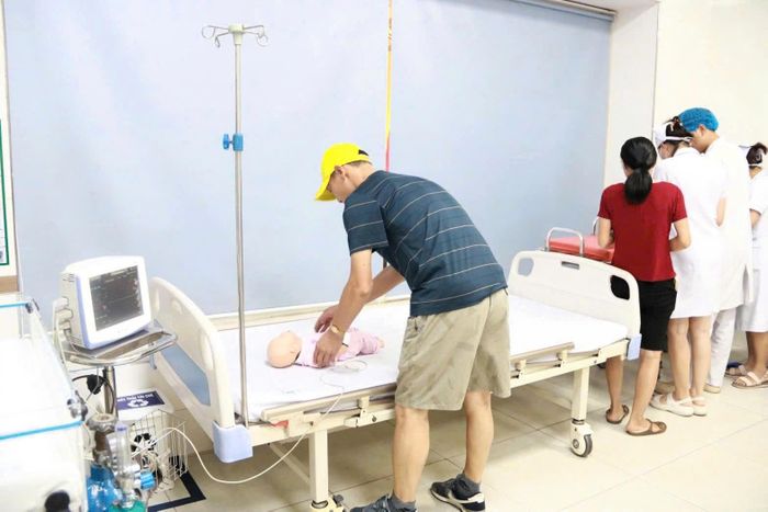 Theo tình huống giả định, cùng lúc có một bệnh nhân khác cùng vào với tổn thương cần được cấp cứu khẩn.
